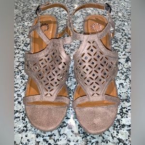 Yellow box tan wedges with metal details sz 9